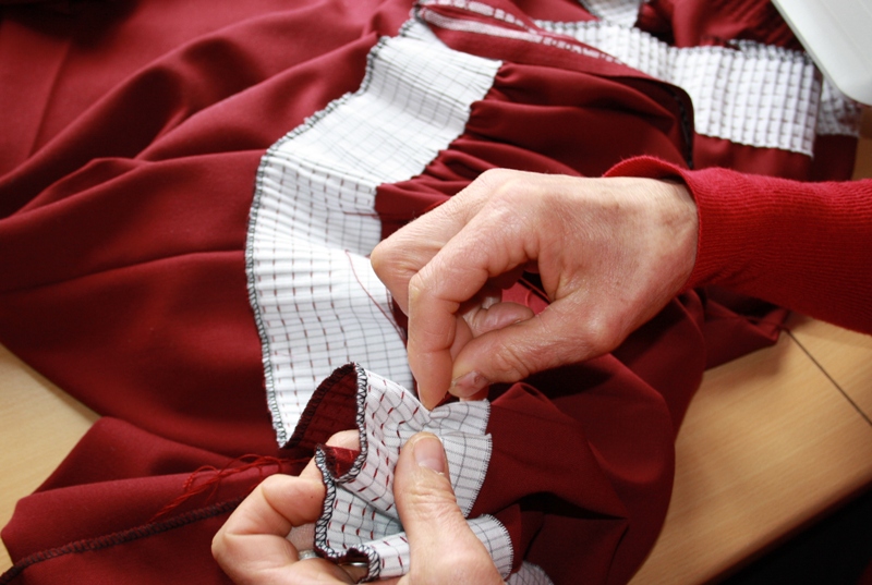 Datei:Kaiser Hansl nähen web.jpg