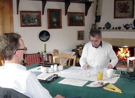 Gruppenarbeit beim Kamin - Joglzimmer