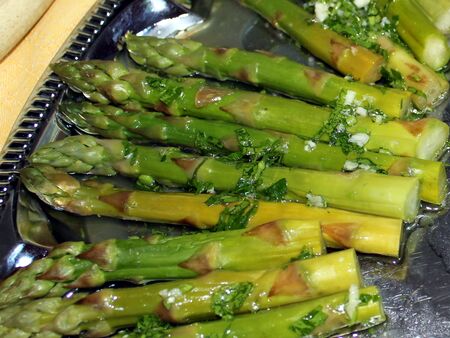 Saisonal: regionaler Bio-Spargl in Wildkräuter-Marinade