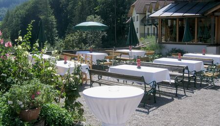 Steinschaler Dörfl: Dorfplatz - Sitzbereich vor Dorfwirtshaus