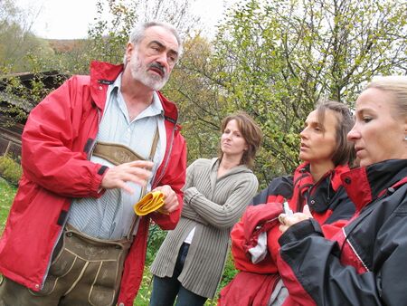 JW bei Gartenführung