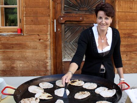 Frau Sonja mit Feuerflecken in der Pfanne