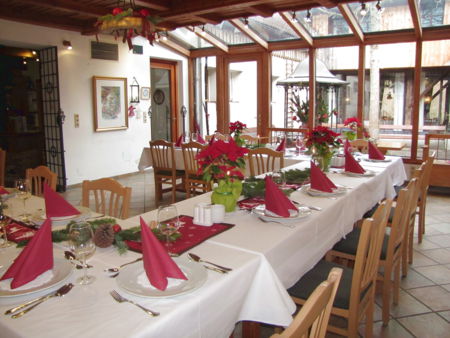 Steinschaler Hof weihnachtlich gedeckt.jpg