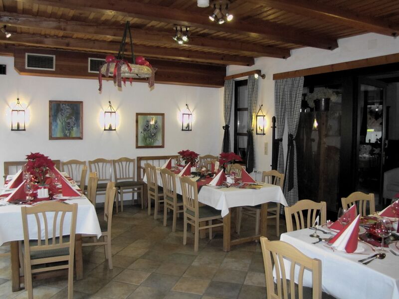 Datei:SH Wintergarten Innenhof Weihnacht.jpg