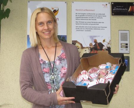 Frau Leb: Dirndlkosmetik-Lieferung