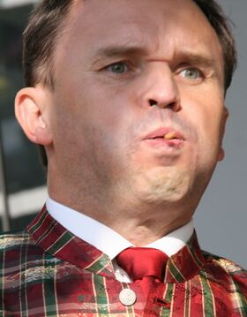 Dirndlkern spucken beim Dirndlkirtag 2009