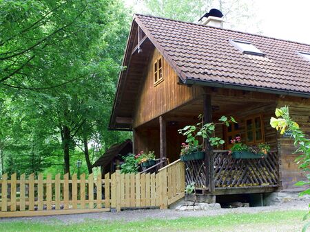 Teichhaus (Nummer 23) mit Zaun