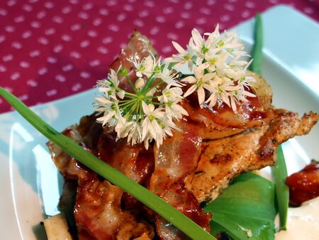 Steinschaler Köstlichkeit: Dirndlkottlet mit Bärlauchblüten