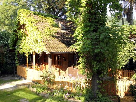 Optimal für Hundeurlaub: Gartenhaus mit Zaun