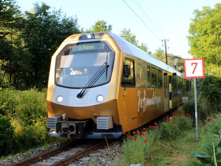 Himmelstreppe fährt durch die Steinschaler Gärten