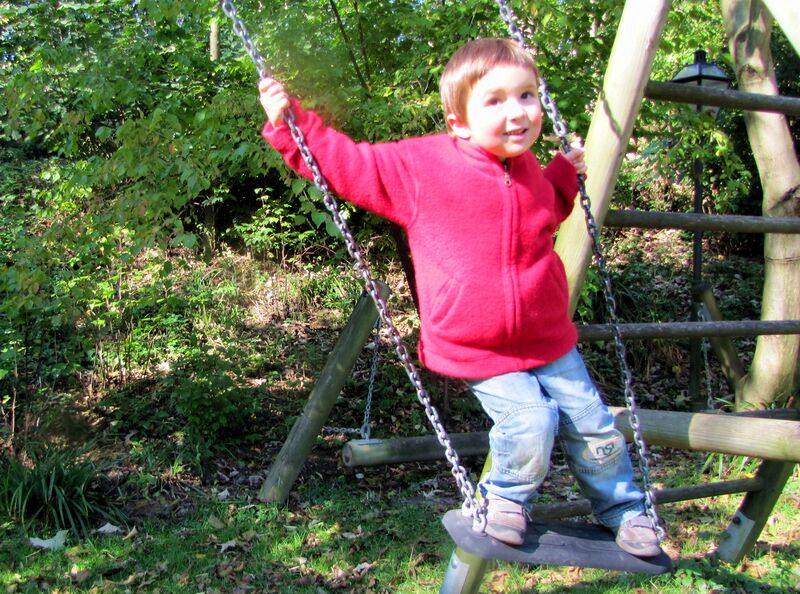 Datei:Kind Schaukel st.jpg