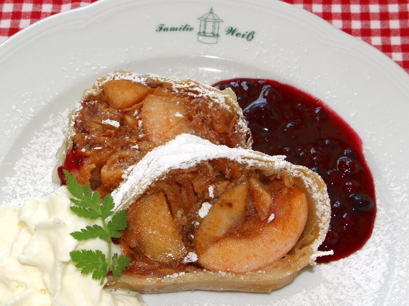 Datei:SK Apfelstrudel m Hollerröster.jpg