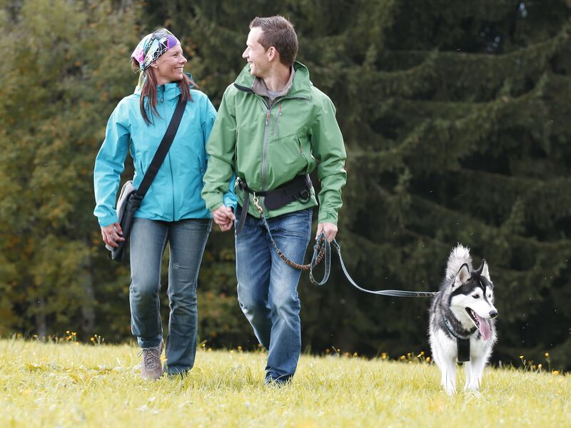 Datei:Hund Wandern Paar Lowa.jpg