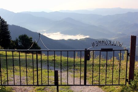 Eingangstor zur Eisenstein-Hütte