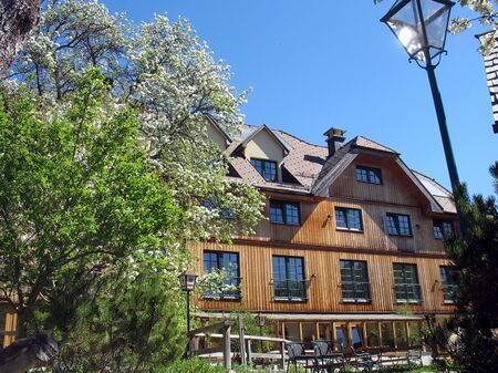 Südgartenhaus im Frühling - Speckbirnen-Birnenblüte