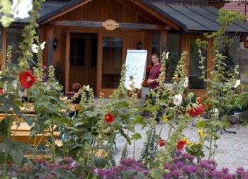 Gruppenarbeit auf dem Dorfplatz