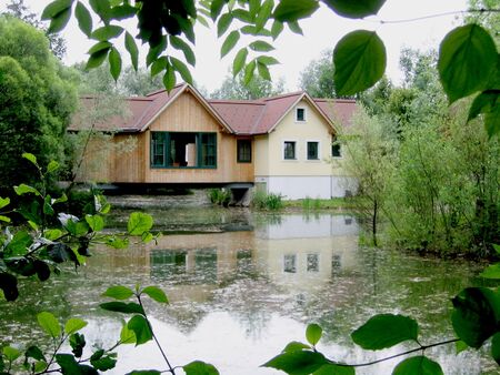 Teichbrücke vom Wassergartenhaus aus