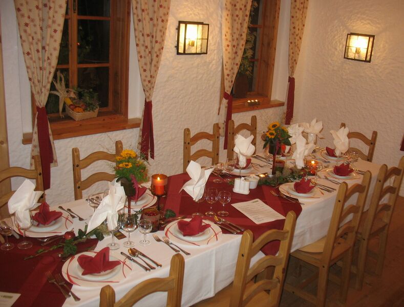 Datei:Dorfwirtshaus Tisch.jpg