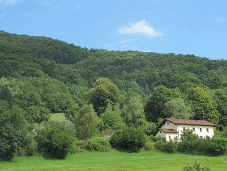 Haus Königswiese: Lage im im Grünen