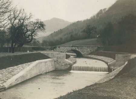 1928 Sollschwelle für den Eisteicheinlass - Vordergrund