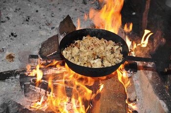 klassich bei regionalen Kirtagen: Holzknechtsterz auf offenen Feuer