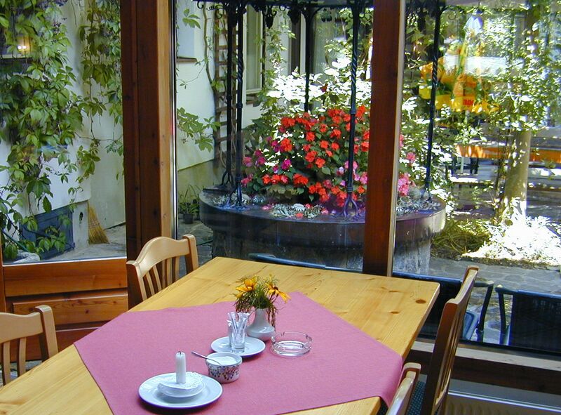 Datei:Wintergarten im Innenhof.jpg