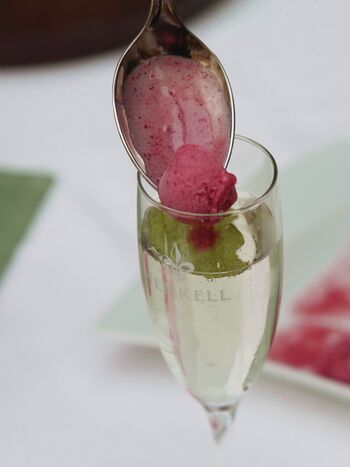 Zwischengangerl: Dirndleis mit Mostsekt
