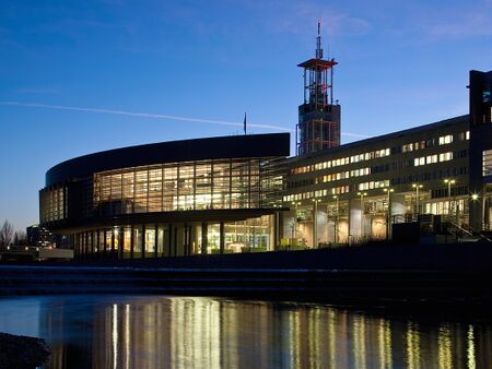 Landhausschiff mit Klangturm - im Hintergrund
