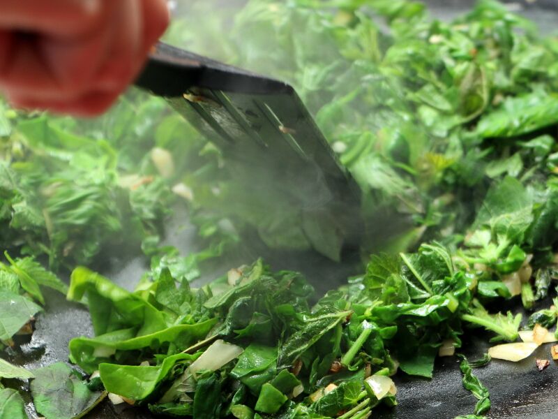 Datei:SK Wildkräuter andämpfen.jpg