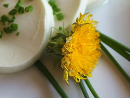 saisonale Löwenzahndeko - Schafkäse