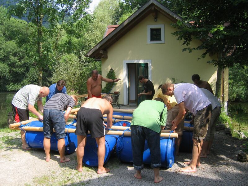 Datei:Floßbau vor Teichbrücke.jpg