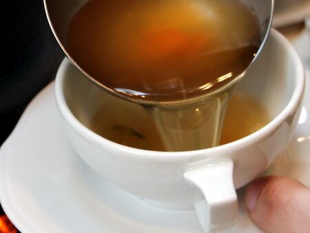 klare hausgemachte und echte Rindssuppe