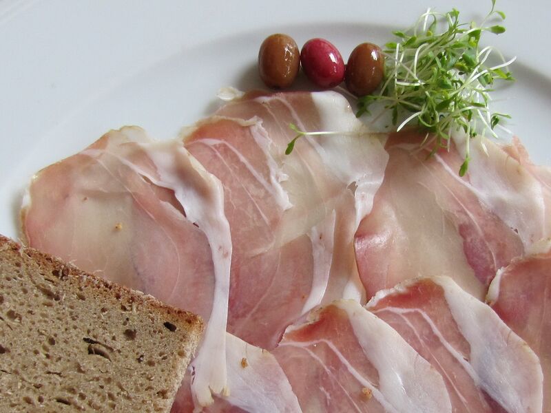 Datei:Dirndlspeck garniert Hubmayer.jpg