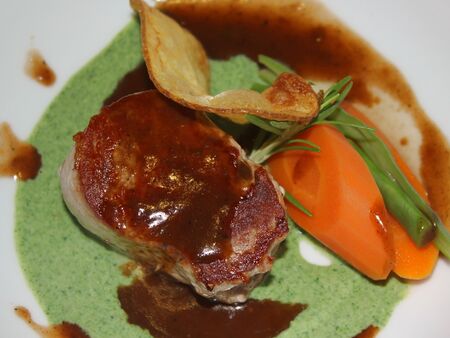 Rindssteak mit Wildkräuterbett