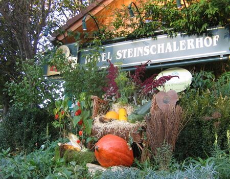Dekoartion beim Steinschalerhof Begrüßungsschild