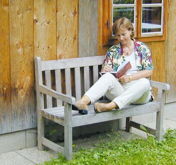 Lesen im Nostalgie-Garten - es gibt weichere Sitzplätze