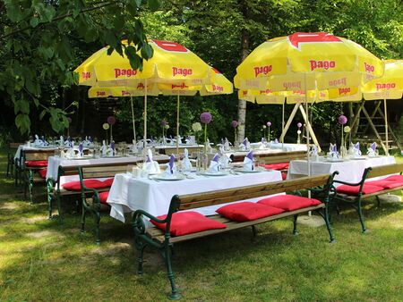 Garten für Feier gedeckt