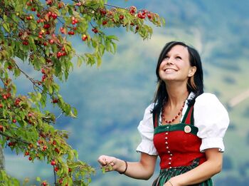 Dirndlstaude mit Dirndlprinzessin