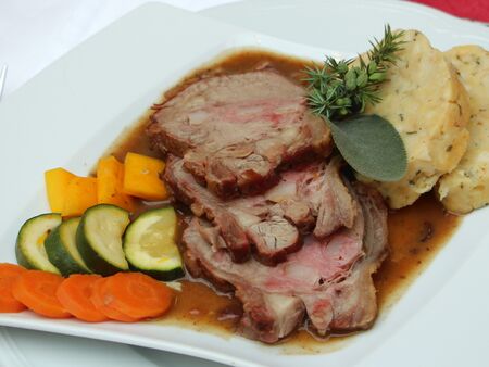 Rindsbraten mit Wachholderdeko - Rind aus der Sois