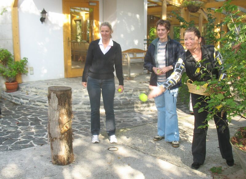 Datei:Almolympiade Ballwerfen.jpg