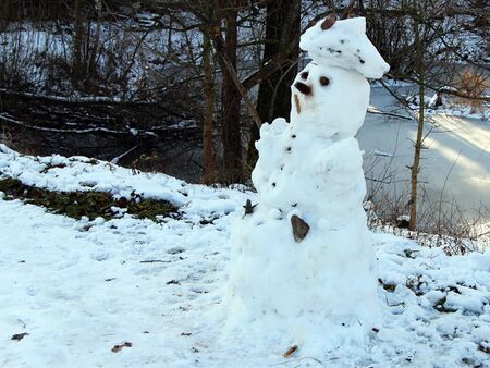 Schneemann beim Teich