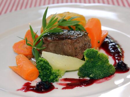 Hirsch-Alternative: Zarter Hirschrücken mit Frischgemüse