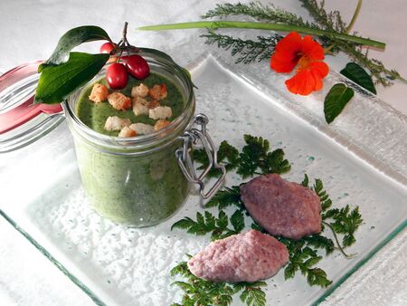 Steinschaler Wildkräutersuppe mit Dirndlnockerln