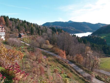 Blick ins Tal im Herbst