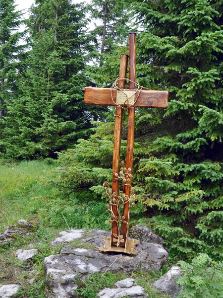 Datei:Weisses Kreuz Hlatky.jpg