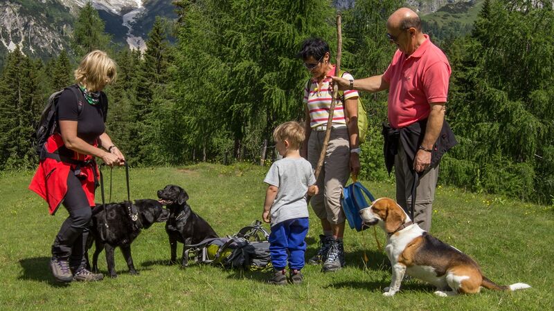 Datei:Wandern Hundetreff c Lowa.jpg