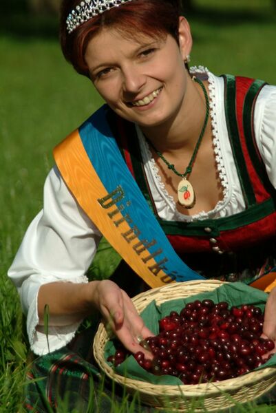 Datei:Dirndlkönigin Früchte.jpg