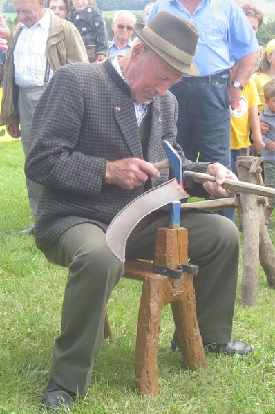 Datei:Heufest2009 Sense dengeln.jpg