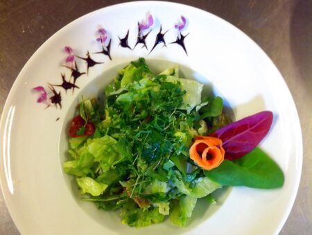 einfach und himmlisch: Wildkräutersalat