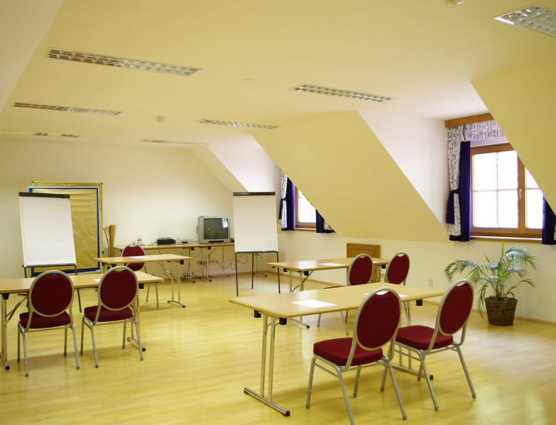 Datei:Seminarraum Dirndl schräg.jpg